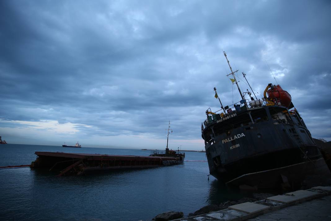 Zonguldak'ta batan geminin personelini arama çalışmaları sürüyor 18
